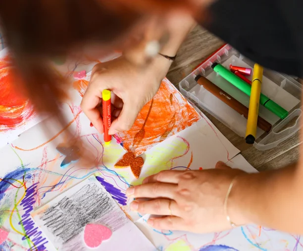 Bojanje na papiru sa žutom pastelom