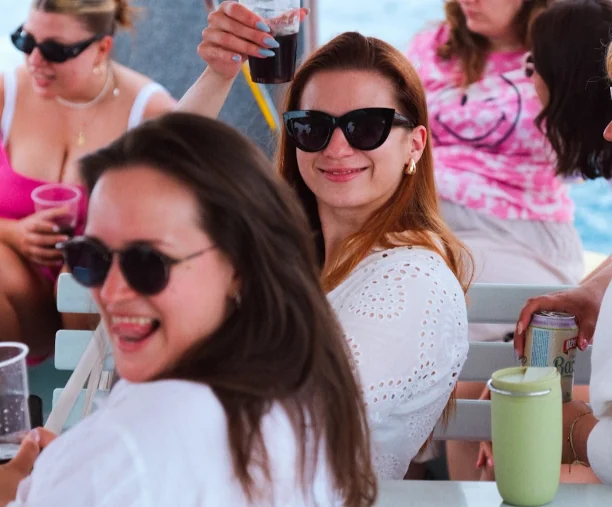 Žene u opuštenom druženju na brodu