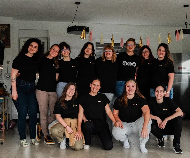 Skupina žena u crnim majicama pozira