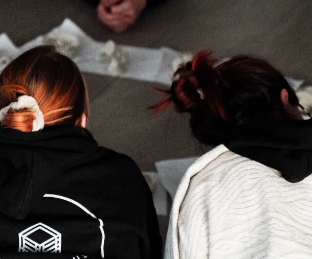 Dvije osobe promatraju radove od gline