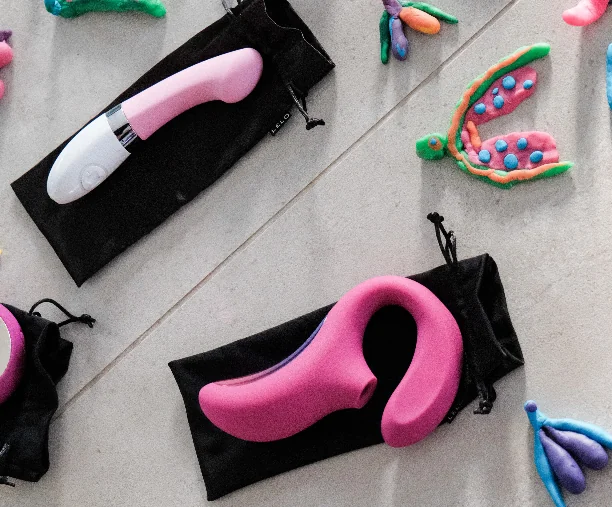 Igračke za stimuliranje intimnih zona posložene po podu.