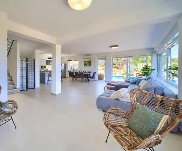 Prostrani dnevni boravak s modernim namještajem