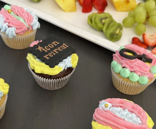 Ukusni Icon Retreat muffini s unikatnim dekoracijama.