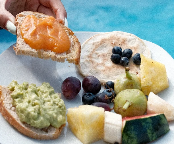 Tanjur sa svježim voćem i namazima od avokada i marelice